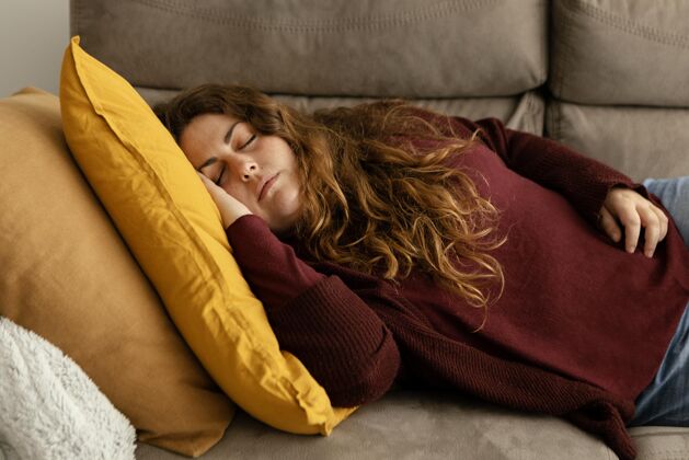 肖像睡沙发的女人活动模特睡眠