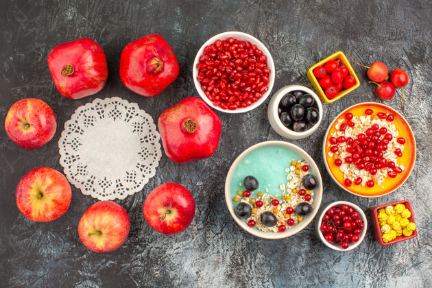 Doily浆果俯视图开胃的五颜六色浆果燕麦苹果石榴花边doily苹果燕麦片草莓