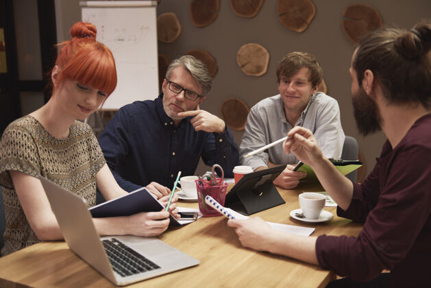 科技一群有创造力的人在分析工作成果专注团队合作桌子