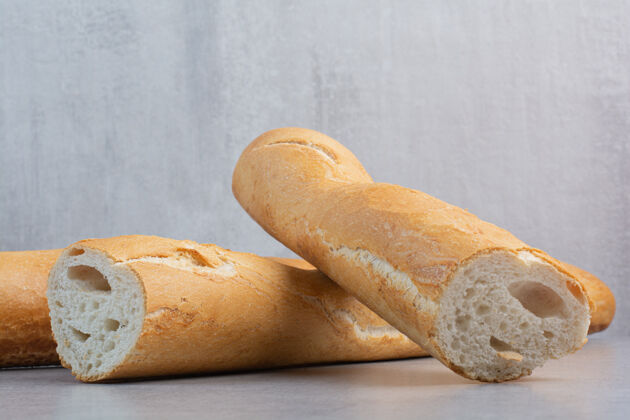 健康大理石表面有硬皮面包营养硬皮芳香