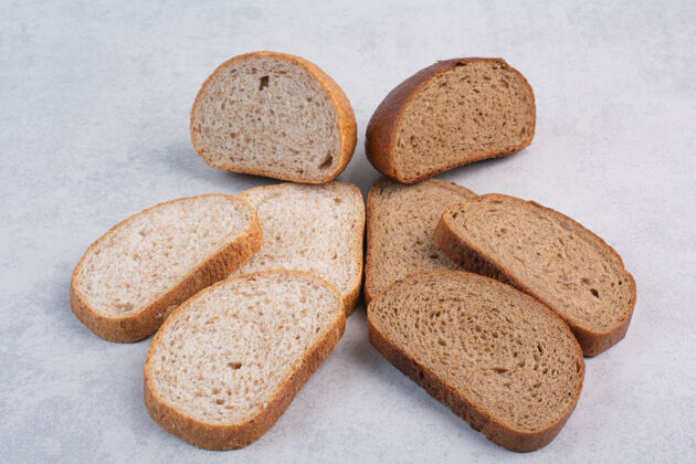 什锦黑麦面包片放在石头表面混凝土营养面包房