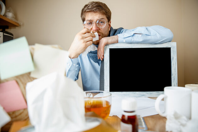 鼻子病人在办公室工作时 商人感冒了 季节性流感疾病发烧医疗