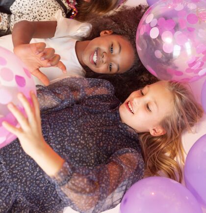 年轻用气球描绘聚会上的年轻女孩一起派对漂亮