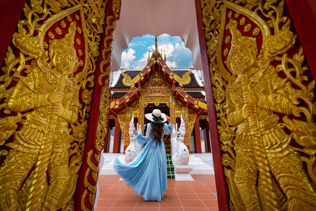 艺术游客在泰国清莱的华侨城参观步行泰国宗教