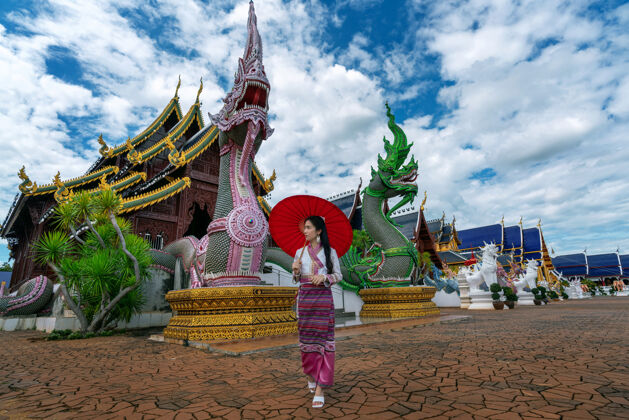 崇拜在清迈的庙宇里 穿着泰国传统服饰的亚洲妇女女人迈瓦