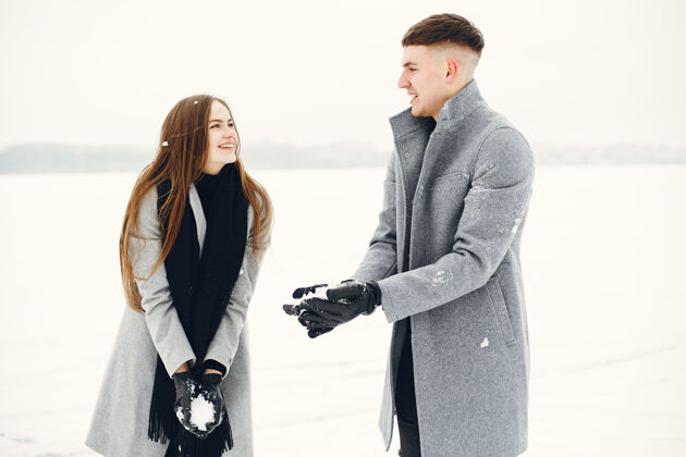 成人一对夫妇在雪林中散步的生活方式照片人们在户外度过寒假女孩自然肖像