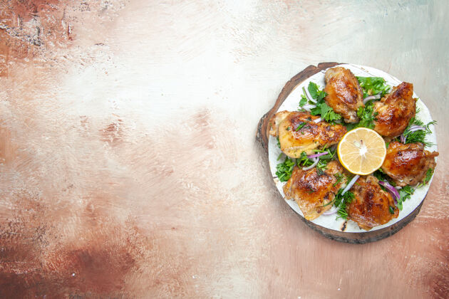 复制空间鸡肉板顶视图 鸡肉和柠檬洋葱香草放在拉瓦什上美味肉美食