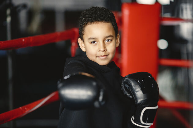 人年轻勤奋的拳击手学习拳击孩子在体育中心孩子开始了一个新的爱好盒子运动员年轻
