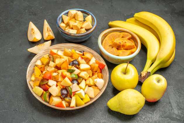 一餐前视图水果沙拉 深灰色桌上有新鲜水果切片前面食物柑橘