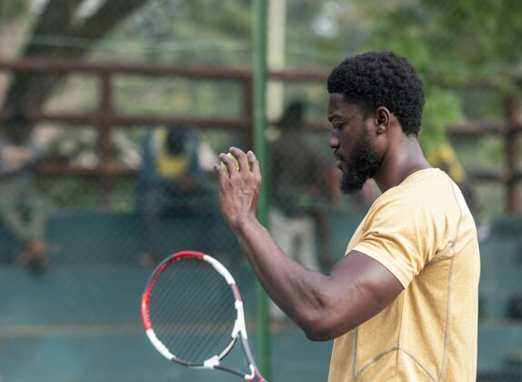 网球年轻人在网球场上打球男子男子网球场