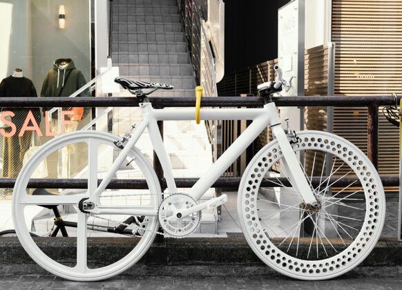 骑行美丽的白色自行车户外活动休闲自行车