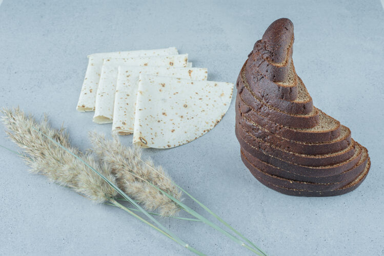 烘焙在石头表面放上几片黑麦面包和熏衣草和小麦有机拉瓦什自制