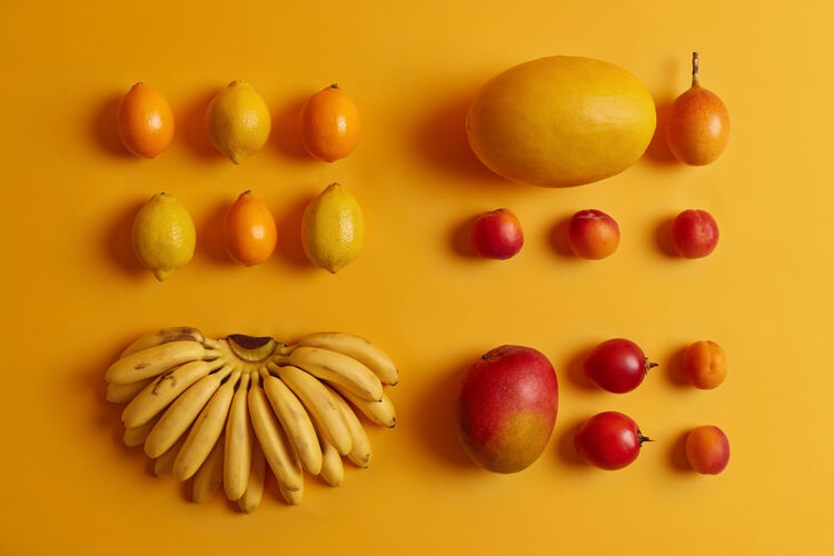 柠檬一套美味的热带水果供食用柠檬 金桔 桃子 柽柳 香蕉 黄色背景的甜瓜富含维生素的营养作物用作水果沙拉的原料品种颜色五颜六色