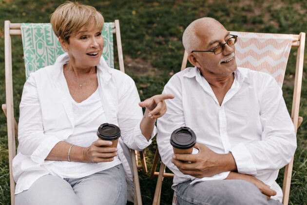 女人.!女人 男人 微笑 茶 夫妇 白色 杯子 公园 女士 在一起 肖像 祖父母 老人 关系 老年人 退休 成人 两个 外面 年龄 姿势 成熟 拥抱