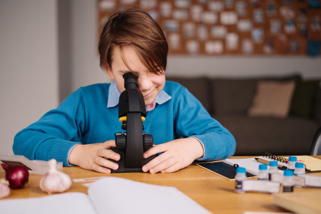 课一年级男生在家用显微镜学习互联网幼儿家庭学习
