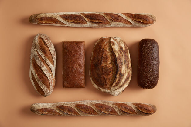 食谱各种面包 法式面包 荞麦面包 含孜然的黑麦面包 在酸面团上制作在面包店购买当地新鲜烘焙产品健康饮食理念美味的面包店出售面包形状美味