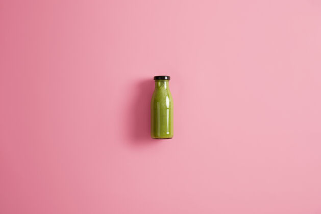 新鲜一瓶由菠菜 黄瓜和鳄梨制成的清爽冰沙 低热量 粉色背景节食和健康的生活方式理念混合绿色蔬菜饮用营养零食黄瓜
