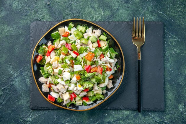 正餐顶视图美味蔬菜沙拉配奶酪深色背景餐厅用餐颜色健康饮食食物新鲜美食午餐饮食午餐沙拉