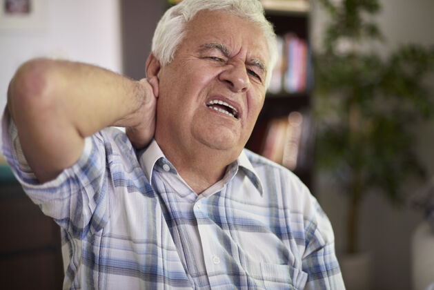 老脖子疼对我来说是个很严重的问题脖子痛痛老人