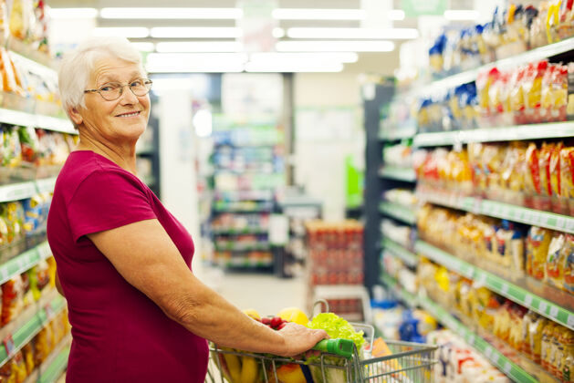 顾客超级市场老太太的画像肖像消费主义买
