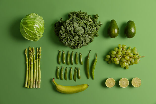 水果绿色健康的生水果和蔬菜新鲜收获的卷心菜 酸橙 鳄梨 芦笋 豌豆 葡萄 辣椒和香蕉在生动的背景下分离一套有机天然产品杂货蔬菜香草