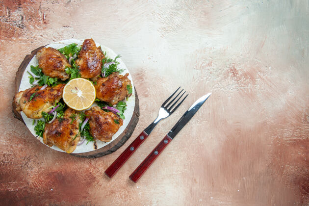 午餐顶部特写查看鸡肉与香草和洋葱对板叉刀洗手餐厅叉子工具