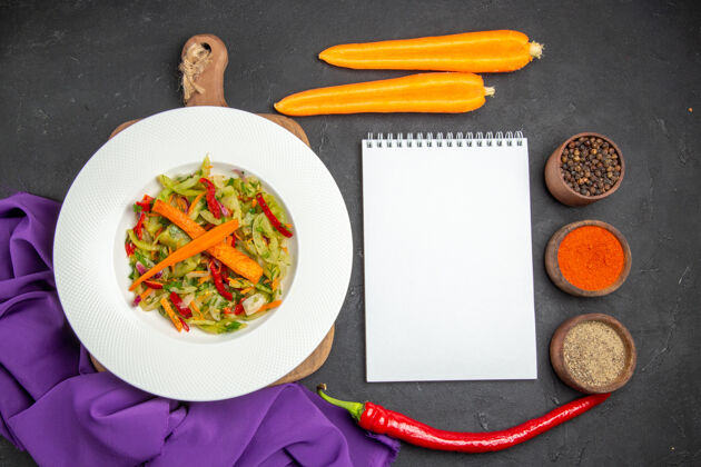 晚餐顶部特写查看切菜板上的蔬菜沙拉笔记本香料胡萝卜酱汁新鲜午餐