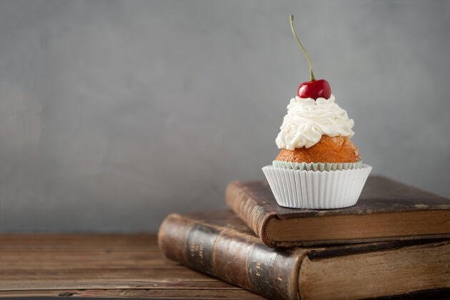 烹饪特写镜头的美味蛋糕与奶油和樱桃上的书甜点樱桃烘焙