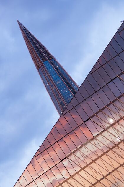 高垂直低角度拍摄的拉克萨中心反映了俄罗斯的日落建筑手机背景城市