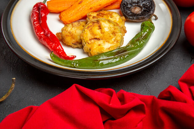 鸡肉侧面特写蔬菜盘烤蔬菜红色桌布特写晚餐美味