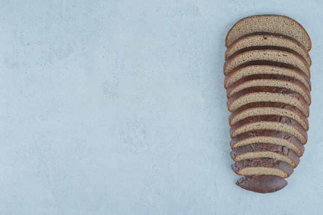 营养石头表面的黑面包片食品饮食顶视图