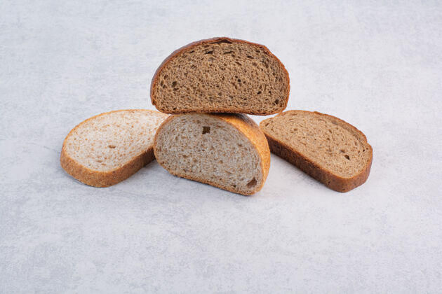 什锦黑麦面包片放在石头表面美味面包面包房