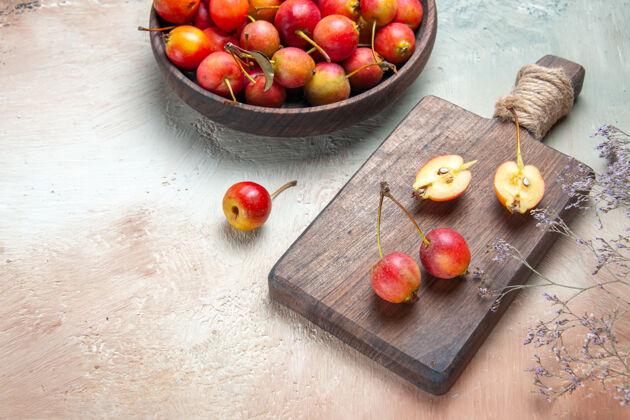 板侧面特写查看樱桃碗上的樱桃浆果板树枝农产品多汁饮食