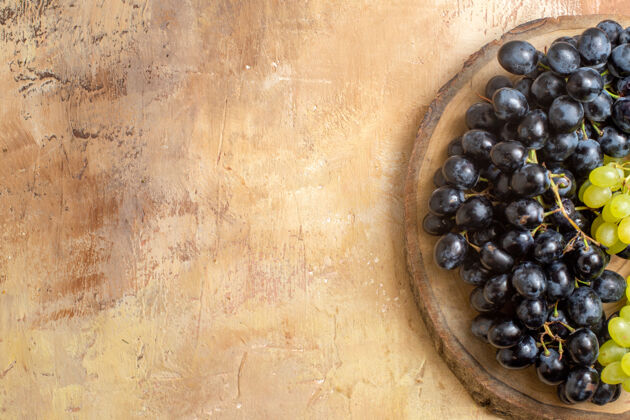 豆类顶部特写查看葡萄木板上的绿色和黑色葡萄奶油表可食用水果奶油健康
