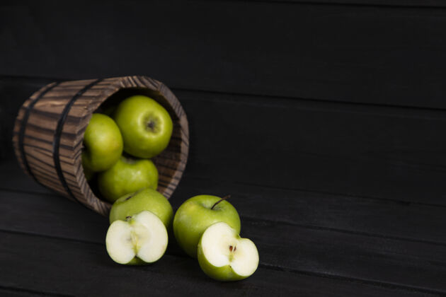 味道一个装满成熟青苹果的木篮放在一张深色的木桌上高质量的照片素食部分成熟