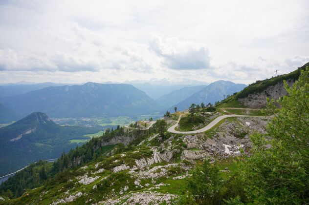 高空中美丽的奥地利阿尔卑斯山在多云的天空拍摄自然天空田野