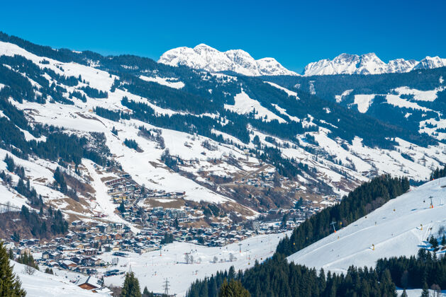 高山冬季萨尔巴赫滑雪场的美丽景色休闲奥地利山