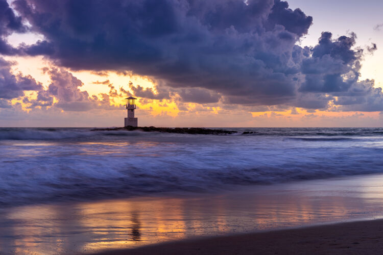 地标夕阳下的考湖灯塔 泰国日落光束海滩