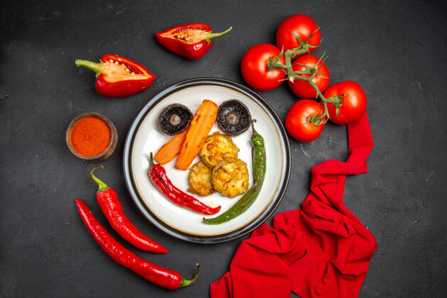 食物从远处俯瞰蔬菜西红柿辣椒香料桌布盘烤蔬菜胡椒桌布蔬菜