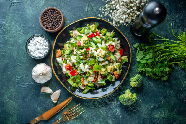 正餐顶视图蔬菜沙拉由黄瓜芝士和深蓝色背景上的西红柿组成健康饮食食物午餐颜色美食一餐饮食蔬菜菜肴