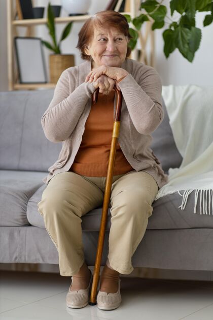 全图坐在沙发上的满脸笑容的女人生活方式退休之家垂直