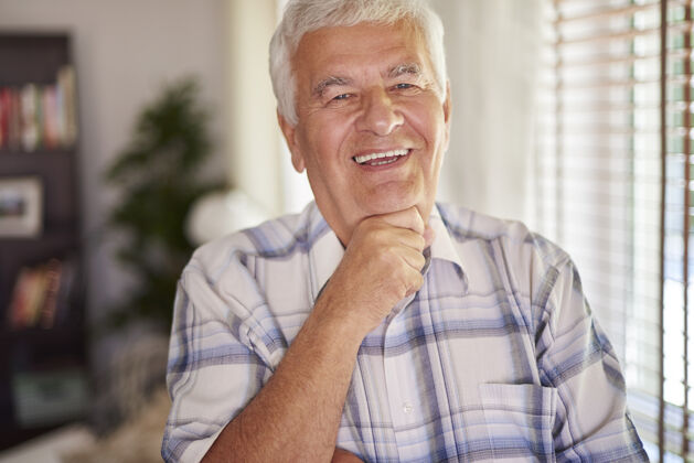 家居内饰客厅里有个快乐的老人成人灰色头发微笑