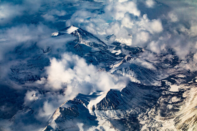 山峰山被雪覆盖自然山脉动物