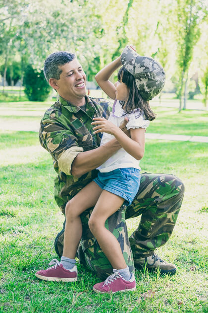 返回军旅归来 快乐的军父抱着女儿垂直射击欢呼家庭