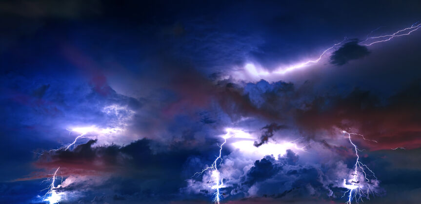 大气雷雨云与闪电在夜间天气夜明亮