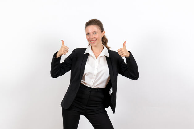 工作前视年轻女性在严格的经典西装摆姿势和微笑的白色背景服装商业女性工作女性公司成人秘书