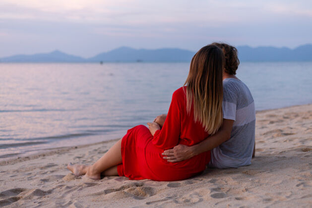 大海日落时分海滩上的浪漫情侣约会爱情婚礼