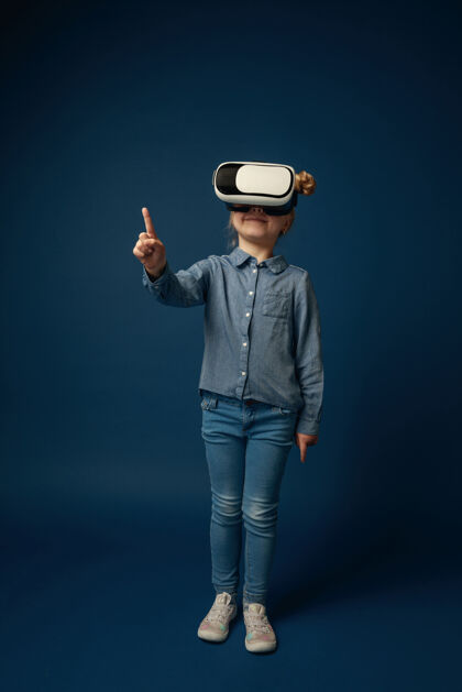 女性带着虚拟现实耳机的孩子科技科技虚拟
