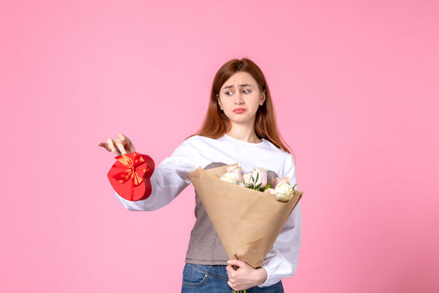 花正面图：年轻女性 带鲜花 在粉色背景上作为妇女节礼物 水平三月平等性感日期玫瑰女人爱礼物人礼物