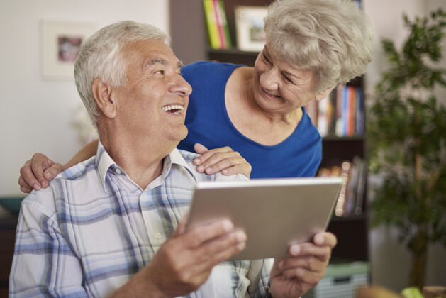 婚礼使用平板电脑对祖父母来说不是问题夫妇室内老人